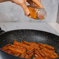 AROMANDISE - Flacon à épices poudreur + entonnoir + piment de cayenne 40 g