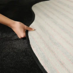 DÉCOWEB - Tapis contemporain de forme organique - hypnose - noir velours - 160 x 240 cm