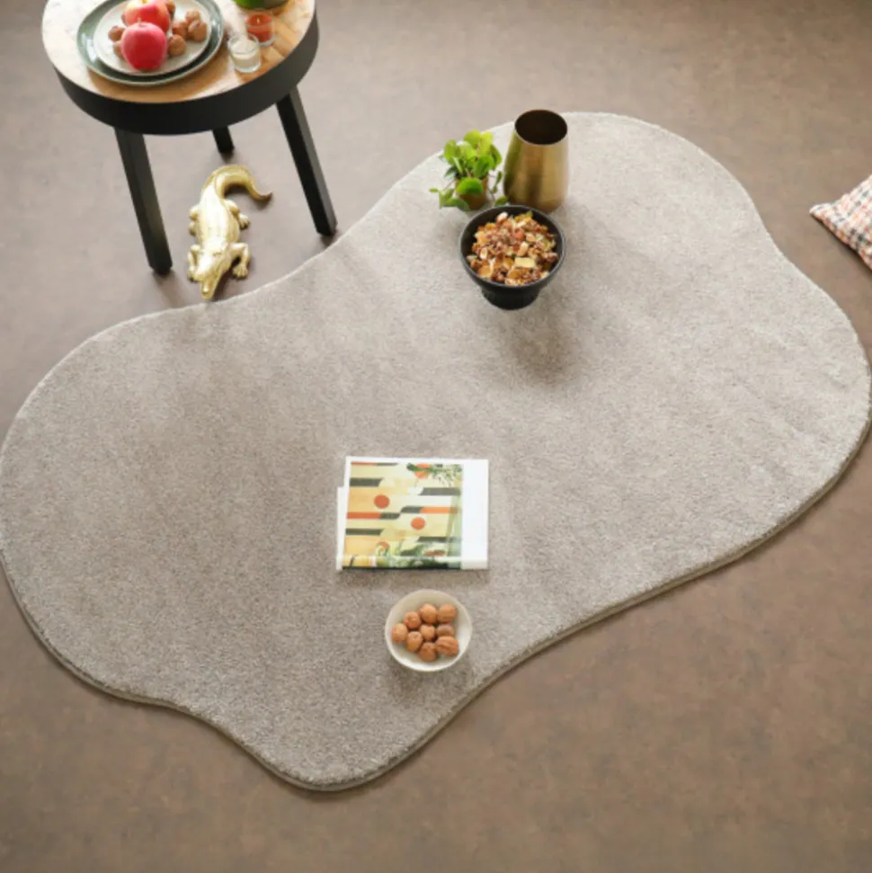 DÉCOWEB - Tapis contemporain de forme organique - influence - grège clair - 120 x 180 cm