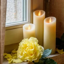 LOTTI - Lot de 3 bougies cylindriques ø5,2cm cire couleur ivoire finition rustique rustic led blanc chaud lotti