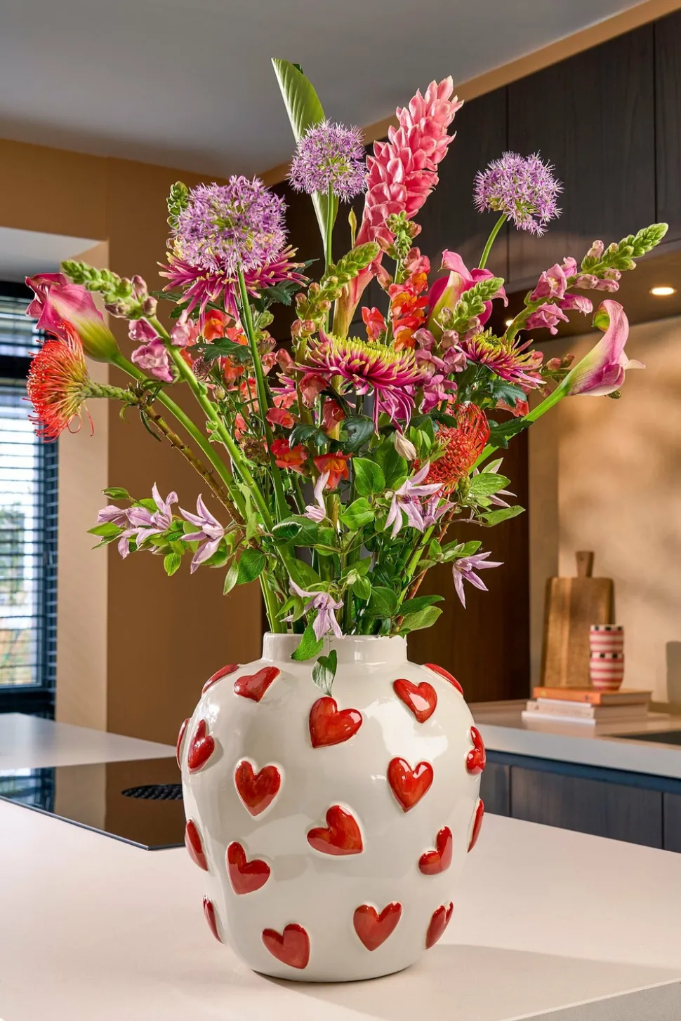 MICA DECORATIONS - Mica decorations - vase en céramique avec des cœurs blanc et rouge h33