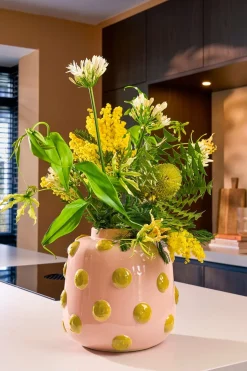 MICA DECORATIONS - Mica decorations - vase avec des smileys en céramique rose pâle et ocre h28