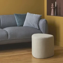 SWEEEK - Tabouret. Pouf en forme de galet en tissu beige. Tao l 60 x p 44 x h 40cm